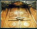 Puerta Sagrada de la Kaaba - Haga Click aqui para ver esta historia en Ingles, pero antes disfrute de la musica y el Dhikr del Camino Suff de Malasia